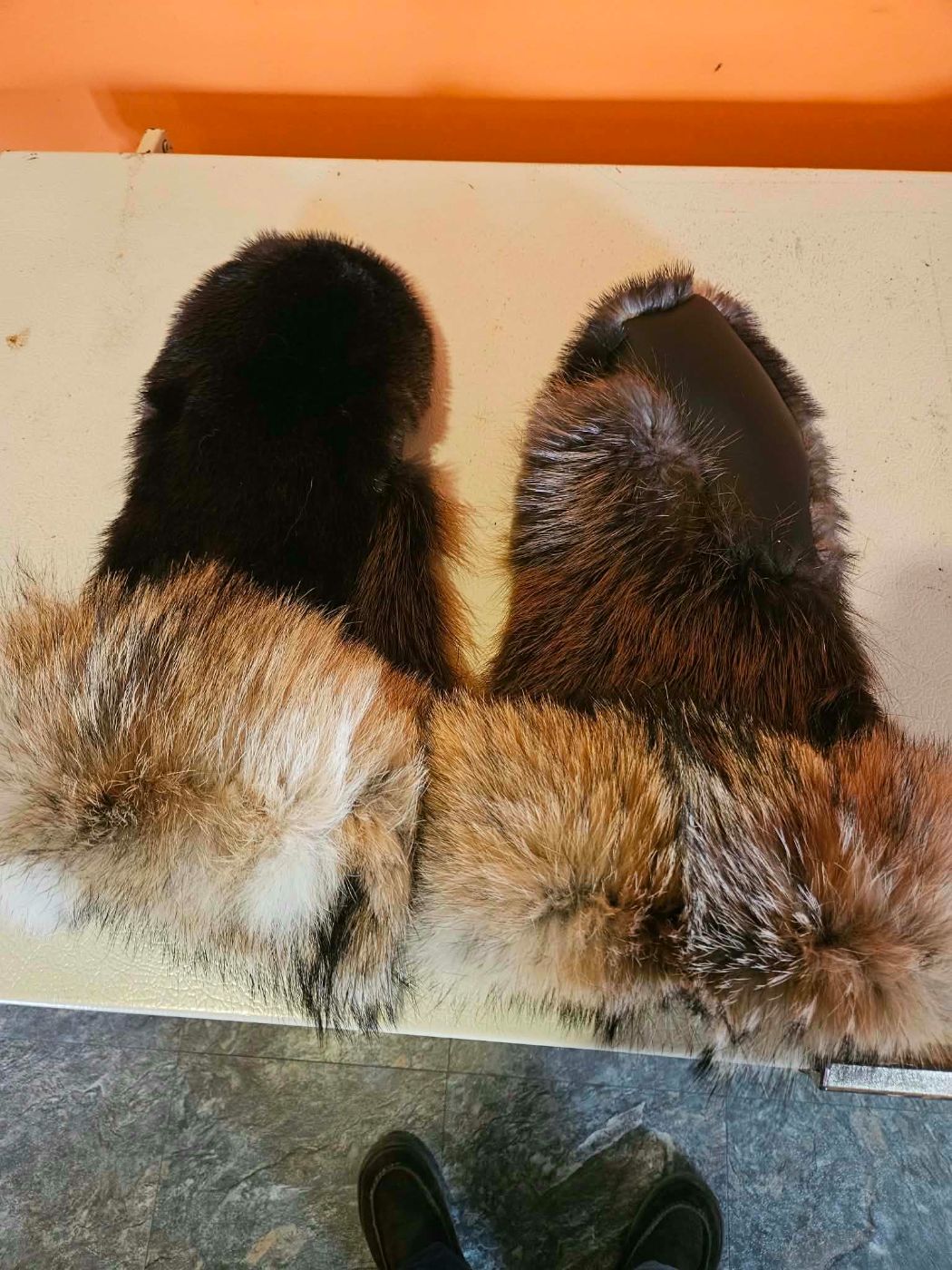 Mitaines en fourrure de castor et de coyote
