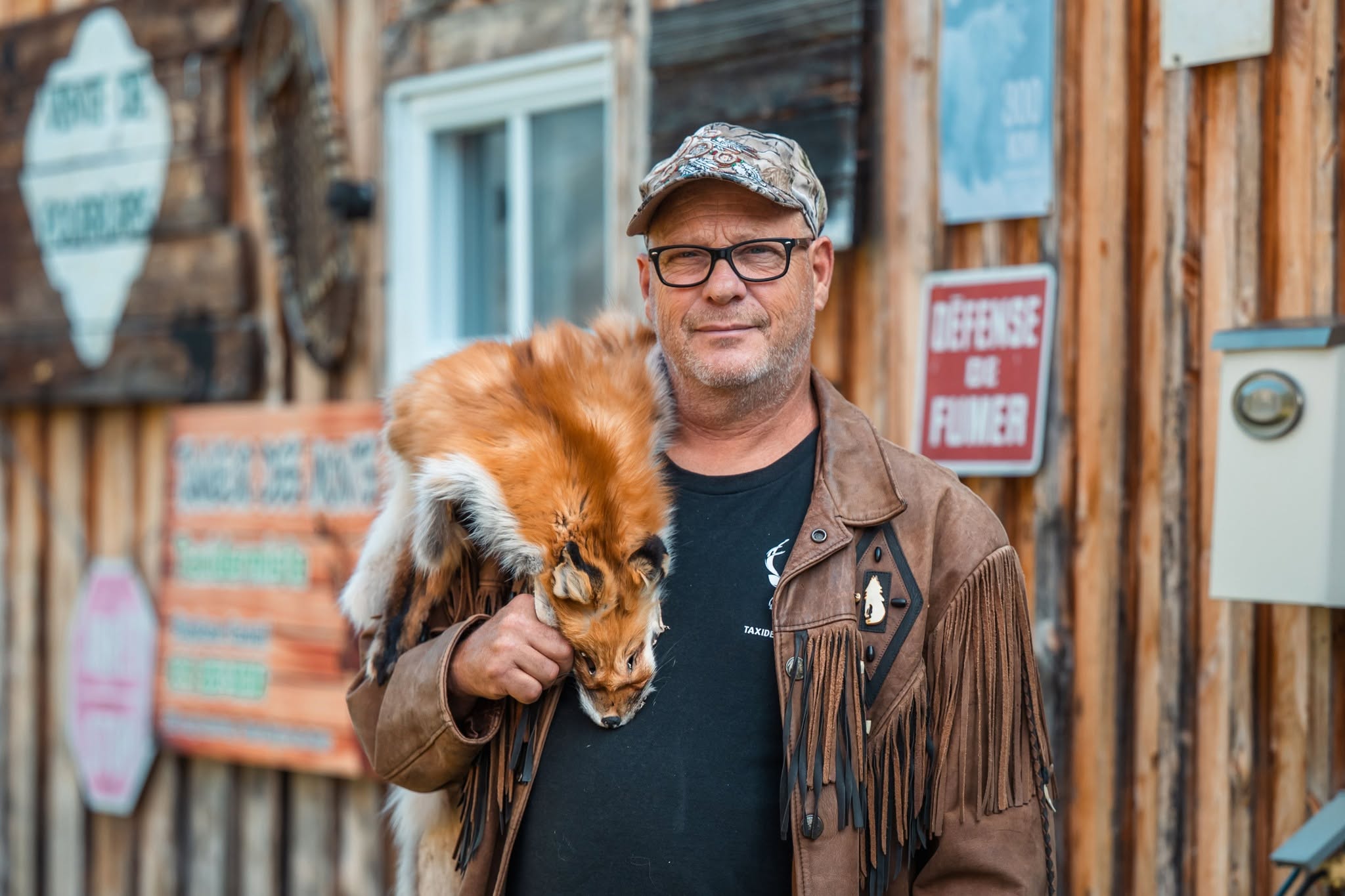 Stéphane Canuel, taxidermiste de Tanneur des Monts, devant son atelier de Saint-Alexis-des-Monts avec une peau de renard roux tannée